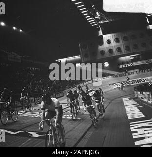 Radsport sechs Tage im Ahoyhal in Rotterdam Überblick über die Radwege mit Radfahrern Datum: 17. januar 1974 Ort: Rotterdam, Zuid-Holland Schlüsselwörter: Radsport, Radfahrer Name Der Einrichtung: Ahoy Stockfoto