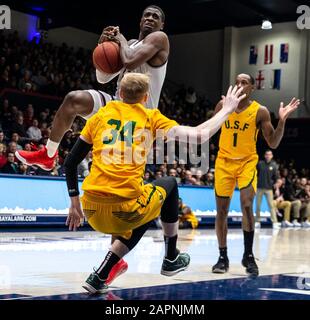 23. Januar 2020 Moraga CA, USA St. Mary's Gaels Forward Malik Fitts (24) fährt während des NCAA Männer Basketballspiels zwischen San Francisco Dons und dem Saint Mary's Gaels 58-48 Sieg im McKeon Pavilion Moraga Calif. Thurman James/CSM zum Hoop Stockfoto