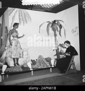 RAI Bautextile Messe Volendam und Walcheren am Messetag: 23. Januar 1956 Standort: Noord-Holland, Volendam, Walcheren Schlüsselwörter: Gebäude, textile Institution Name: RAI Stockfoto