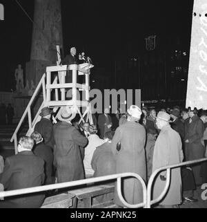 Gedenkabend auf dem Damplatz in Amsterdam, nach dem ungarischen Aufstand. Bürgermeister d'Ailly spricht die Menge an Datum: 5. November 1956 Ort: Amsterdam, Ungarn Schlüsselwörter: Bürgermeister, Demonstrationen, Gedenkfeiern, Reden persönlicher Name: Ailly, Arnold Jan d' Stockfoto