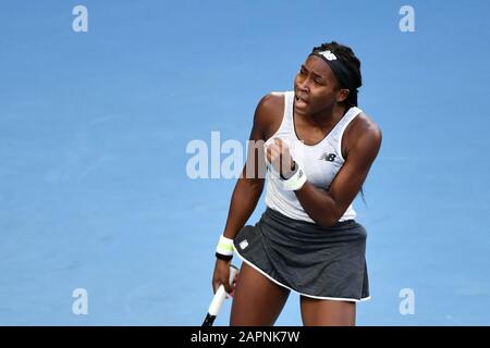 Melbourne, Australien. Januar 2020. Cori Gauff aus den Vereinigten Staaten feiert während des dritten Vorrundenspiels im Dameneinzel gegen Osaka Naomi aus Japan beim Tennisturnier der Australian Open 2020 in Melbourne, Australien, 24. Januar 2020. Credit: Zhu Wei/Xinhua/Alamy Live News Stockfoto