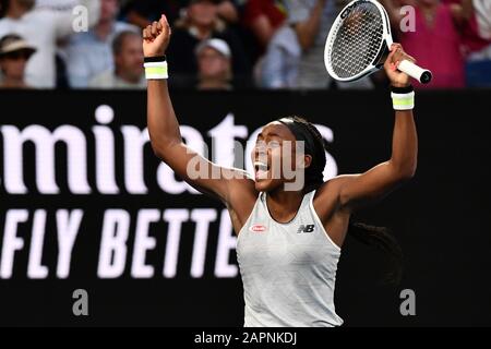 Melbourne, Australien. Januar 2020. Cori Gauff aus den Vereinigten Staaten feiert, nachdem er das dritte Spiel im Dameneinzel gegen Osaka Naomi aus Japan beim Tennisturnier der Australian Open 2020 in Melbourne, Australien, 24. Januar 2020 gewonnen hat. Credit: Zhu Wei/Xinhua/Alamy Live News Stockfoto