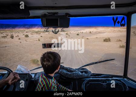 Iranische junge im Kleinbus auf Maranjab Wüste gelegen in Aran va Bidgol Grafschaft im Iran Stockfoto