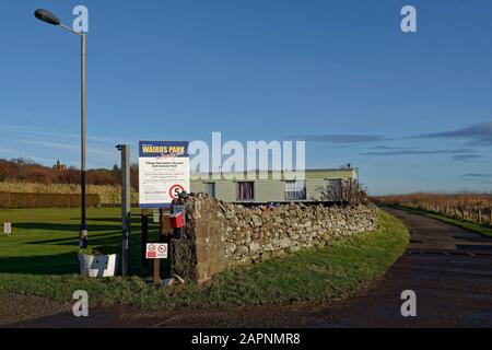 Der Eingang zum Wairds Park in Johnshaven, einem Saisonalen Caravan- und Freizeitpark neben dem Strand an der Ostküste Schottlands. Stockfoto