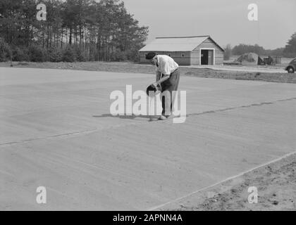 Freizeitparks, Flughäfen usw., Sportplatzbau, Arbeitsdatum: Mai 1954 Standort: Eindhoven Schlüsselwörter: Bau von Sportplätzen, Arbeitern, Erholungsgebieten usw. Flughäfen usw. Stockfoto