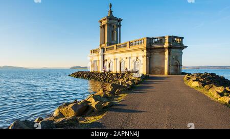 Die St Matthew's Church, die im Allgemeinen als Normanton Church bei Rutland Water bekannt ist, ist ein denkmalgeschütztes Gebäude der Kategorie II. Stockfoto