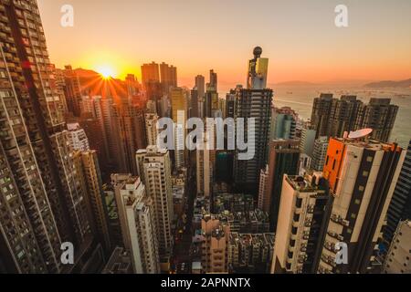 Moderne Skyline der Stadt, Wolkenkratzer und Sonnenuntergang über Hongkong Stockfoto