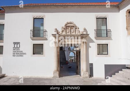 Coimbra, Portugal - 6. September 2019: Fassade des Nationalmuseums Machado de Castro, Coimbra, Portugal Stockfoto