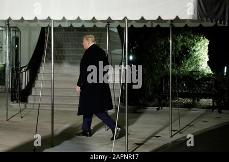 Washington, Vereinigte Staaten Von Amerika. Januar 2020. Präsident der Vereinigten Staaten Donald J. Trump betritt nach seiner Rückkehr aus Miami, Florida am 23. Januar 2020 das Weiße Haus in Washington, D.C. Credit: Yuri Gripas/Pool über CNP - weltweite Nutzung Credit: Dpa / Alamy Live News Stockfoto