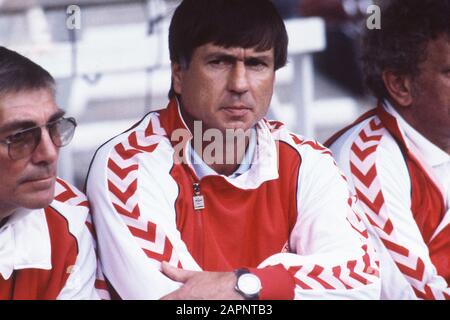 Mülheim, Deutschland. Januar 2020. Josef Sepp PIONTEK, Deutschland, Fußball, ehemaliger Fußballspieler, hier als Trainer der dänischen Nationalmannschaft, dänischer Nationaltrainer, sitzt auf der Coachbank, hier bei der Fußball-Europameisterschaft 1984 in Frankreich, Nutzung weltweiter Kredit: Dpa/Alamy Live News Stockfoto