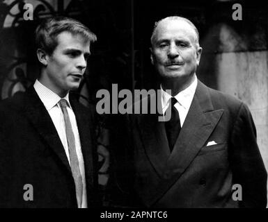 Foto Muss Gutgeschrieben werden ©Alpha Press 050000 11/09/1962 Sir Oswald Mosley und Son Max Mosley von den Gerichtsvorteilen weggenommen. Stockfoto