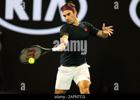 Melbourne, Australien. Januar 2020. Roger Federer aus der Schweiz spielt beim dritten Rundenspiel bei den ATP Australian Open 2020 im Melbourne Park, Melbourne, Australien am 24. Januar 2020 eine Vorhand gegen John Millman aus Australien. Foto von Peter Dovgan. Kredit: UK Sports Pics Ltd/Alamy Live News Stockfoto