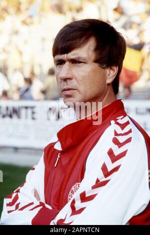 Mülheim, Deutschland. Januar 2020. Josef Sepp PIONTEK, Deutschland, Fußball, ehemaliger Fußballspieler, hier als Trainer der dänischen Nationalmannschaft, dänischer Nationaltrainer, sitzt auf der Coachbank, hier bei der Fußball-Europameisterschaft 1984 in Frankreich, Nutzung weltweiter Kredit: Dpa/Alamy Live News Stockfoto