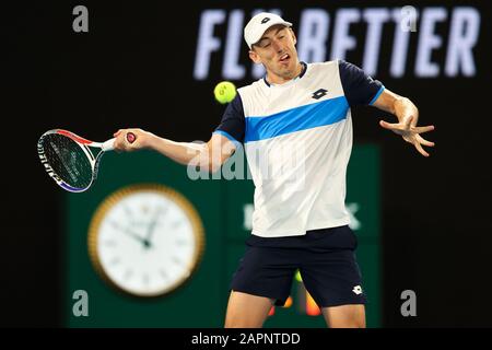 Melbourne, Australien. Januar 2020. John Millman aus Australien spielt beim dritten Rundenspiel bei den ATP Australian Open 2020 in Melbourne Park, Melbourne, Australien am 24. Januar 2020 eine Vorhand gegen Roger Federer aus der Schweiz. Foto von Peter Dovgan. Kredit: UK Sports Pics Ltd/Alamy Live News Stockfoto