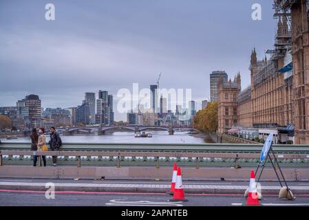 Blick auf die Landschaft von der Westminster Bridge, London UK, über die Themse. Parlamentsgebäude mit Gerüsten, Straßenbaukegeln und Schildern auf der Straße. Stockfoto