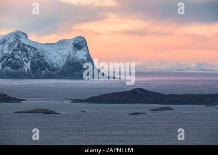 Minimalistische, arktische Landschaft unter farbenfrohem und dramatischem Himmel bei Sonnenuntergang, Skaland, Senja, Norwegen Stockfoto