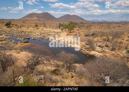 Einige Wasserflecken verbleiben während der Trockenzeit im Ruaha River Stockfoto