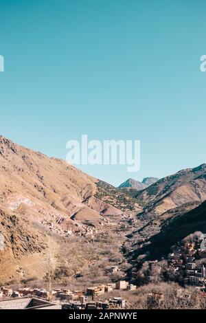 Das Atlas-Gebirge von Marokko, die Berberdörfer und die Schluchten im Toubkal-Nationalpark. Stockfoto