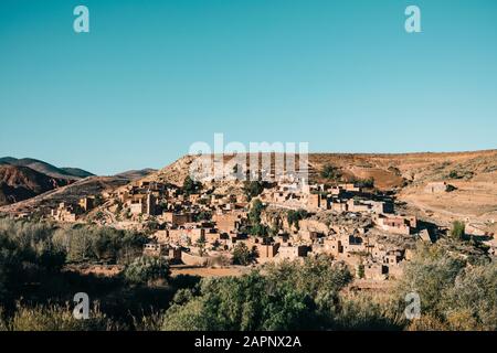 Das Berberdorf Asni bestand aus Lehmhäusern, die an einem Hang in den Ausläufern des Atlas-Gebirges errichtet wurden Stockfoto