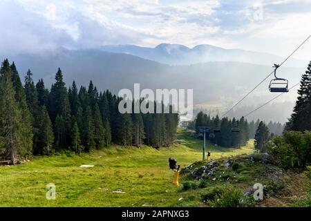 Die Pisten des Pioverna. Im Hintergrund passieren und montieren Sie den Coe Pasubio. Folgaria, Cimbra Alp, Provinz Trient, Trentino Alto-Adige, Italien, Eur Stockfoto