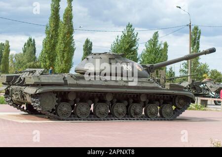 Militärausrüstungstank T - 62. Befindet sich auf der freien Fläche des Parks ​​Victory. Nischni Nowgorod, Russland. Stockfoto