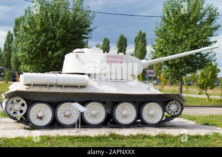 Denkmal für die Gewinner. Ausstellung im Siegespark. Tank T 34 -85. Dmitrij Donskoy. Russland. Stockfoto