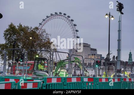 Abendblick auf das berühmte Wahrzeichen The London Eye (Auslegerbeobachtungsrad) durch Straßenbauarbeiten an der Westminster Bridge, London, Großbritannien. Stockfoto