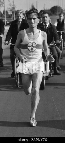 Championship Marathon Run. Engelhard (Deutschland) erster Ausländer Datum: 7. Juli 1956 Schlagwörter: CHAMPIES, Marathonlauf Stockfoto