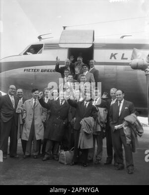 Abfahrt holländisches Team ab Schiphol Datum: 28. Mai 1958 Ort: Noord-Holland, Schiphol Schlüsselwörter: DEPARTY Institution Name: Dutch Team Stockfoto