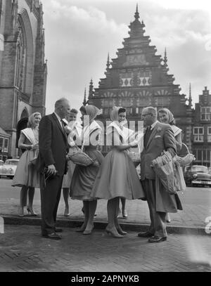 Haarlem Blumenmädchen in neuem Kostüm Datum: 16. März 1959 Stockfoto
