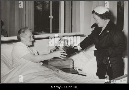 Königshaus, Königinnen, Besuche, Krankenhäuser, Patienten, Juliana, Königin, Königin-Juliana-Krankenhaus, Raalte-Voorhuis Mrs. J.h.v. Datum: 11.November 1954 Ort: Hengelo, Overijssel Schlüsselwörter: Besuche, Königinnen, Königshaus, Patienten, Krankenhäuser Personenname: Juliana, Königin, Queen Juliana Hospital, Raalte-Voorhuis Mrs. J.h.v. Stockfoto