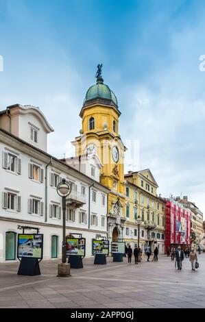 Rijeka, Kroatien - 19. Mai 2019: City Clock Tower und Korzo, die Hauptpromenade in Rijeka, Kroatien. Einkaufsstraße im Stadtzentrum mit Geschäften, Cafés und Stockfoto