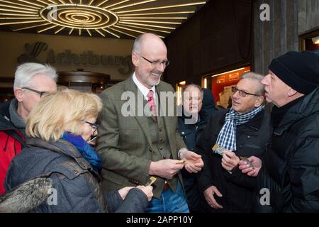 Essen, Deutschland. Januar 2020. Peter WOHLLEBEN, Deutschland, Foerster, Autor, Umweltschützer, präsentiert im Gespräch mit Kinogängern seinen Film "AûDas geheimes Leben der Bäume" in der Lichtburg in Essen, 23.01.2020. Weltweite Nutzung Credit: Dpa/Alamy Live News Stockfoto