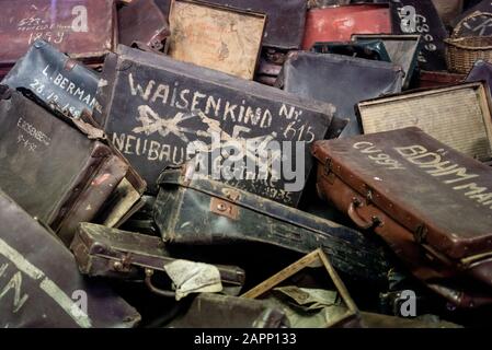 Oswiecim, Polen. Januar 2020. Die Koffer der Häftlinge sind im Museum des ehemaligen Konzentrationslagers Auschwitz I. 27.01.2020 ist der 75. Jahrestag der Befreiung des Konzentrationslagers durch die Rote Armee. Von 1940 bis 1945 Betrieb die SS den Komplex mit zahlreichen Satellitenlagern als Konzentrations- und Vernichtungslager. Die Zahl der Ermordeten beläuft sich auf 1,1 bis 1,5 Millionen, die meisten von ihnen Juden. Auschwitz steht als Symbol des industriellen Massenmordes und der Judenvernichtung. Credit: Kay Nietfeld / dpa / Alamy Live News Stockfoto