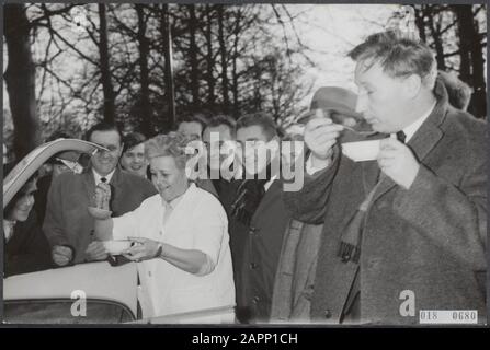 Königshaus, Journalisten, Essen Datum: 4. Februar 1964 Stichwörter: Journalisten, Königshaus, Name der Lebensmitteleinrichtung: Schloss Soestdijk Stockfoto