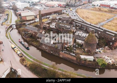 Luftbild der Kensington-Töpferei Eine alte verlassene, derbe Töpferei und ein Flaschenofen in Longport, Industrial Decline Stockfoto