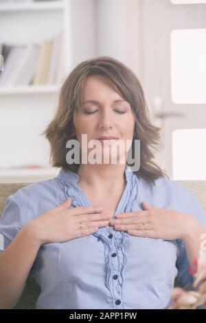 Frau selbst Reiki übertragen Energie durch Palmen, eine Art von Energie-Medizin zu praktizieren. Stockfoto