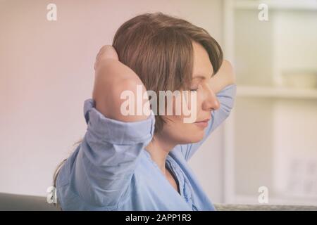 Frau selbst Reiki übertragen Energie durch Palmen, eine Art von Energie-Medizin zu praktizieren. Stockfoto