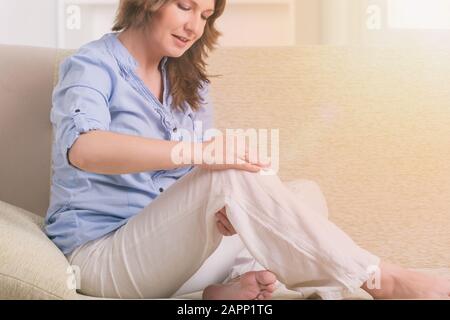 Frau selbst Reiki übertragen Energie durch Palmen, eine Art von Energie-Medizin zu praktizieren. Stockfoto