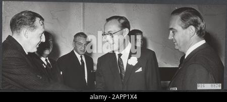 Königshaus, Fürsten, Jubiläen, Gespräche, Hofstede, B.P. Datum: 6. Oktober 1966 Ort: Rotterdam, Süd-Holland Schlüsselwörter: Gespräche, Jahrestage, Königshaus, Princes persönlicher Name: Bernhard (prins Nederland), Hofstede, B.P. Name der Institution: Doelen, The Stockfoto