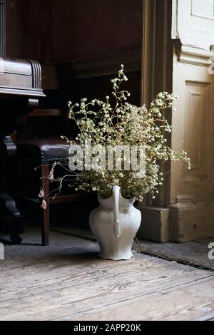Blumen in einer Vase im Vintage-Interieur, Dublin, Irland. Stockfoto
