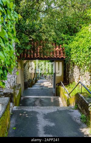 Petra Stube, oder Petar Kruzic Treppenhaus oder Trsat Treppenhaus in Rijeka, Kroatien. Trsatske Stube mit Bogen- und Steinstufen, die den Hügel hinauf nach Trsat Sa führen Stockfoto