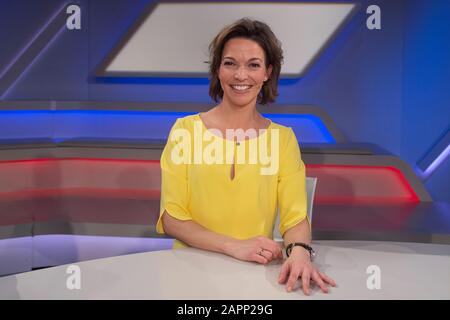 Köln, Deutschland. Januar 2020. Anna PLANKEN, Moderatorin, Porträt, Porträt, Porträt, zugeschnittenes Einzelbild, Einzelmotiv, "AûMaischberger.die Woche", AU, Talkshow, WDR/ARD, 22.01.2020. Weltweite Nutzung Credit: Dpa/Alamy Live News Stockfoto