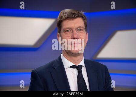 Köln, Deutschland. Januar 2020. Christoph SCHWENNICKE, Chefredakteur "AûCicero'Aú, Portraet, Portrvssst, Porträt, Zugeschnittenes Einzelbild, Einzelmotif", AûMaischberger.die Woche'Aú, Talkshow, WDR/ARD, 22.01.2020. Weltweite Nutzung Credit: Dpa/Alamy Live News Stockfoto