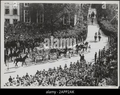 Feierliche Eröffnung der Generalstatte. Königin Juliana in der goldenen Kutsche auf dem Weg zum Ridderzaal, wo sie den Thron sprechen wird Anmerkung: Eröffnung: General/Prinsjedag 1948 Hoek Tournooiveld/Tournooiveld/Korte Vijverberg Datum: 21. september 1984 Ort: Den Haag, Zuid-Holland Schlagwörter: Kutschen, Königshaus, Panoramas, Prinzesssjesdag, öffentlicher Name: Persönlicher Name: Juliana, Königin, Kurze Vijverberger Institutionenbezeichnung: Goldene Kutsche Stockfoto