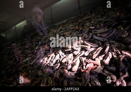 Oswiecim, Polen. Januar 2020. Die Schuhe der Häftlinge sind im Museum des ehemaligen Konzentrationslagers Auschwitz I. 27.01.2020 ist der 75. Jahrestag der Befreiung des Konzentrationslagers durch die Rote Armee. Von 1940 bis 1945 Betrieb die SS den Komplex mit zahlreichen Satellitenlagern als Konzentrations- und Vernichtungslager. Die Zahl der Ermordeten beläuft sich auf 1,1 bis 1,5 Millionen, die meisten von ihnen Juden. Auschwitz steht als Symbol des industriellen Massenmordes und der Judenvernichtung. Credit: Kay Nietfeld / dpa / Alamy Live News Stockfoto