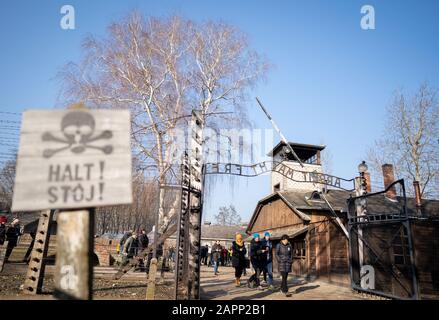 Oswiecim, Polen. Januar 2020. "Halt" und "Soj" sind auf einem Schild hinter dem Eingang des ehemaligen Konzentrationslagers Auschwitz I. 27.01.2020 steht der 75. Jahrestag der Befreiung des Konzentrationslagers durch die Rote Armee. Von 1940 bis 1945 Betrieb die SS den Komplex mit zahlreichen Satellitenlagern als Konzentrations- und Vernichtungslager. Die Zahl der Ermordeten beläuft sich auf 1,1 bis 1,5 Millionen, die meisten von ihnen Juden. Auschwitz steht als Symbol des industriellen Massenmordes und der Judenvernichtung. Credit: Kay Nietfeld / dpa / Alamy Live News Stockfoto