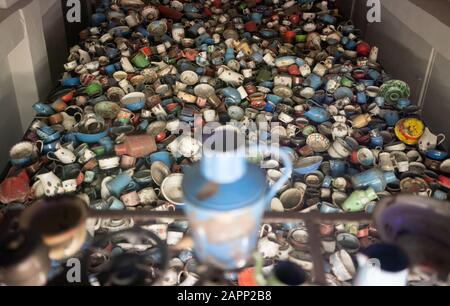 Oswiecim, Polen. Januar 2020. Das Geschirr der Häftlinge ist im Museum des ehemaligen Konzentrationslagers Auschwitz I. 27.01.2020 ist der 75. Jahrestag der Befreiung des Konzentrationslagers durch die Rote Armee. Von 1940 bis 1945 Betrieb die SS den Komplex mit zahlreichen Satellitenlagern als Konzentrations- und Vernichtungslager. Die Zahl der Ermordeten beläuft sich auf 1,1 bis 1,5 Millionen, die meisten von ihnen Juden. Auschwitz steht als Symbol des industriellen Massenmordes und der Judenvernichtung. Credit: Kay Nietfeld / dpa / Alamy Live News Stockfoto