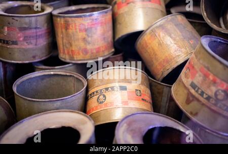 Oswiecim, Polen. Januar 2020. Leere Giftgasbehälter des Pestizids Zyklon B sind im Museum des ehemaligen Konzentrationslagers Auschwitz I. 27.01.2020 ist der 75. Jahrestag der Befreiung des Konzentrationslagers durch die Rote Armee. Von 1940 bis 1945 Betrieb die SS den Komplex mit zahlreichen Satellitenlagern als Konzentrations- und Vernichtungslager. Die Zahl der Ermordeten beläuft sich auf 1,1 bis 1,5 Millionen, die meisten von ihnen Juden. Auschwitz steht als Symbol des industriellen Massenmordes und der Judenvernichtung. Credit: Kay Nietfeld / dpa / Alamy Live News Stockfoto