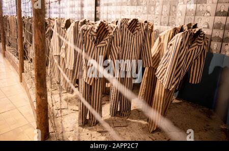 Oswiecim, Polen. Januar 2020. Häftlingskleidung ist im Museum des ehemaligen Konzentrationslagers Auschwitz I. 27.01.2020 ist der 75. Jahrestag der Befreiung des Konzentrationslagers durch die Rote Armee. Von 1940 bis 1945 Betrieb die SS den Komplex mit zahlreichen Satellitenlagern als Konzentrations- und Vernichtungslager. Die Zahl der Ermordeten beläuft sich auf 1,1 bis 1,5 Millionen, die meisten von ihnen Juden. Auschwitz steht als Symbol des industriellen Massenmordes und der Judenvernichtung. Credit: Kay Nietfeld / dpa / Alamy Live News Stockfoto